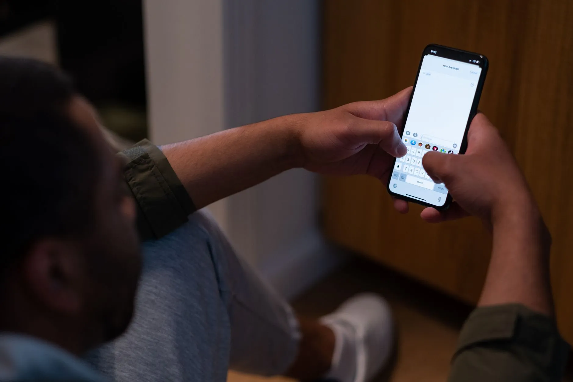 Підприємець відповідає на повідомлення клієнта у смартфоні