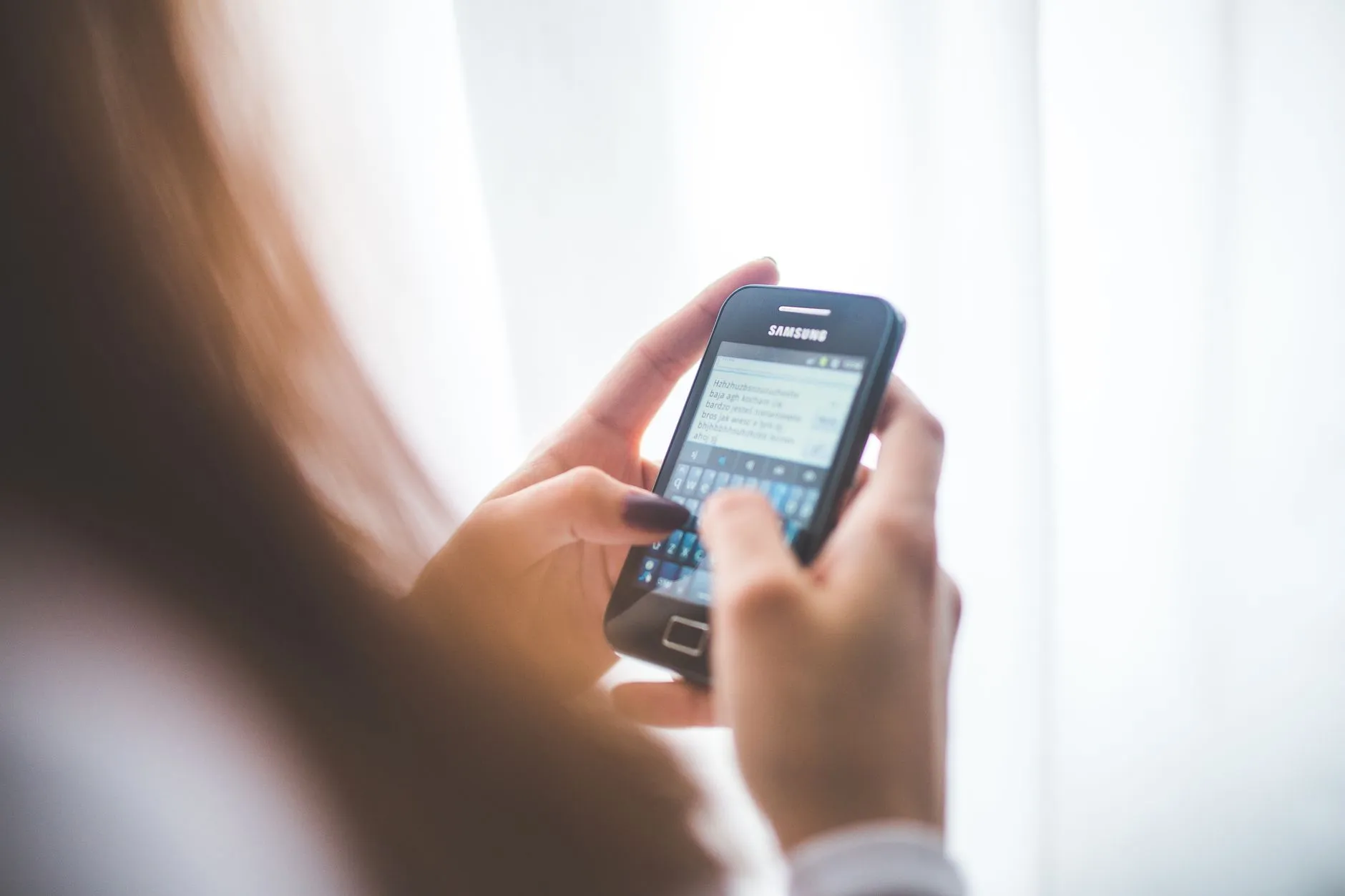 Власник магазину відповідає клієнту в Instagram Direct зі смартфона