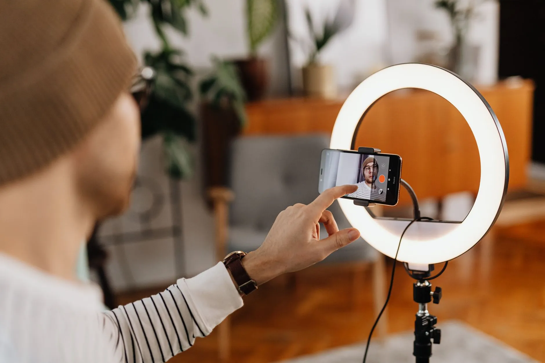 Filming a short product video for Instagram Reels